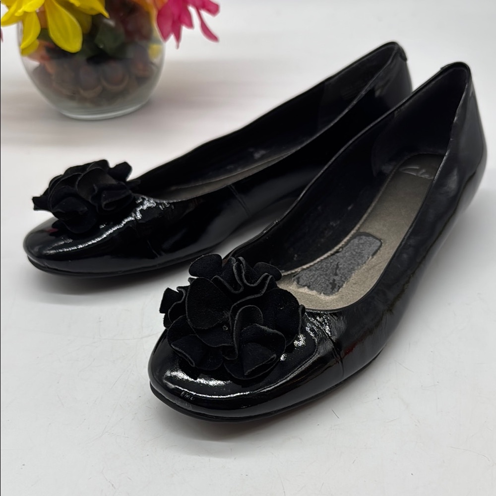 Clarks Black Patent Ballet Flats with Floral Detail Size 8.5 BFL9022E - Picture 1 of 7